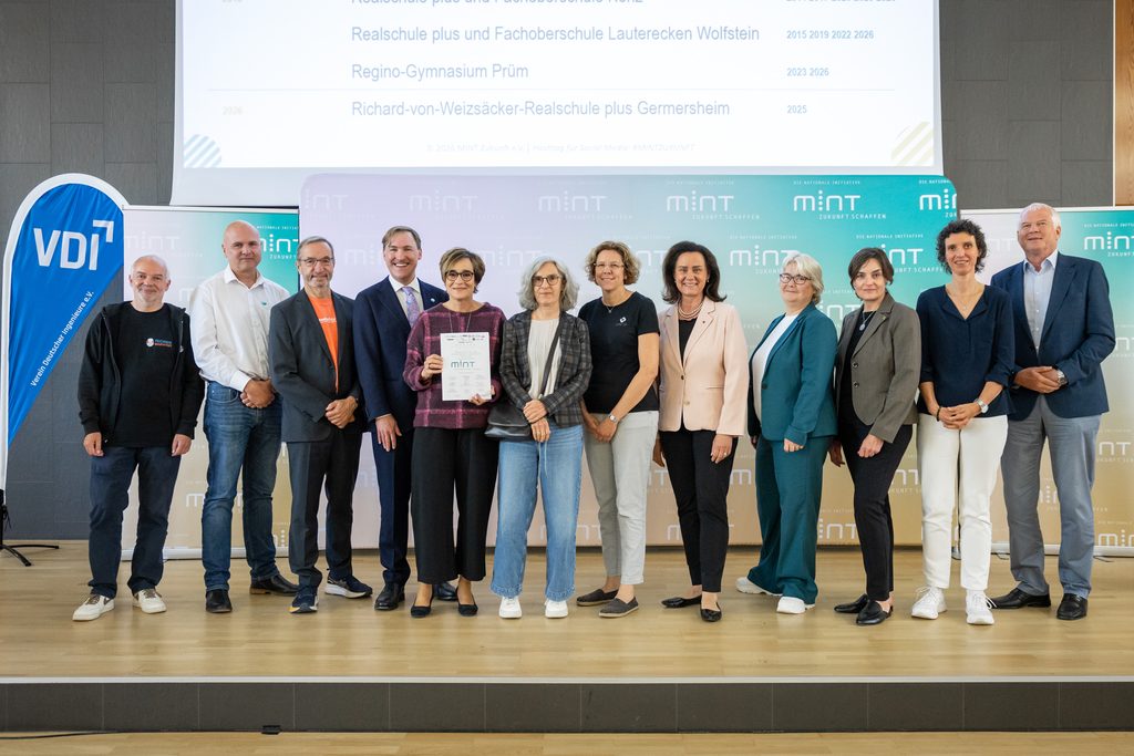 Vertreterinnen und Vertreter der Realschule plus und Fachoberschule Lauterecken-Wolfstein bei der Verleihung des Siegels „MINT-freundliche Schule“ mit Bildungsministerin Dr. Ute Eiling-Hütig in Mainz.
Foto: Frank Eppler